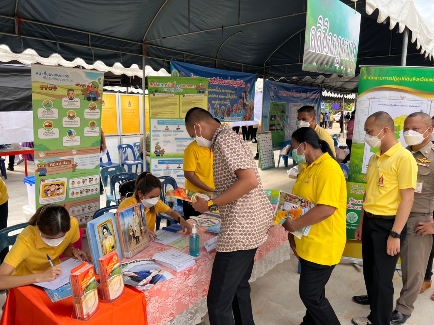 title - ส.ป.ก.เพชรบุรี ร่วมงานโครงการ “เพชรบุรีเข้มแข็ง รัก เทิดทูน ชาติ ศาสน์ กษัตริย์” ประจำปีงบประมาณ พ.ศ. 2565 ไตรมาส 3